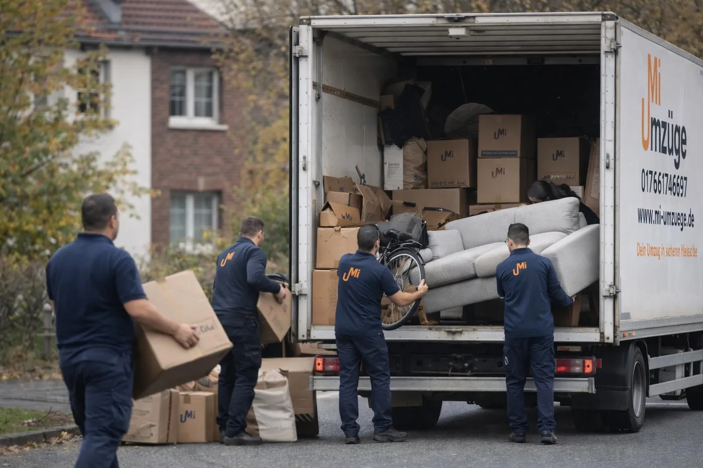 Mi Umzüge bei einem Wohnungsumzug mit Möbeln und Team im Einsatz